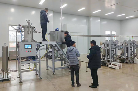 Automatic candle filter housing for walnut oil